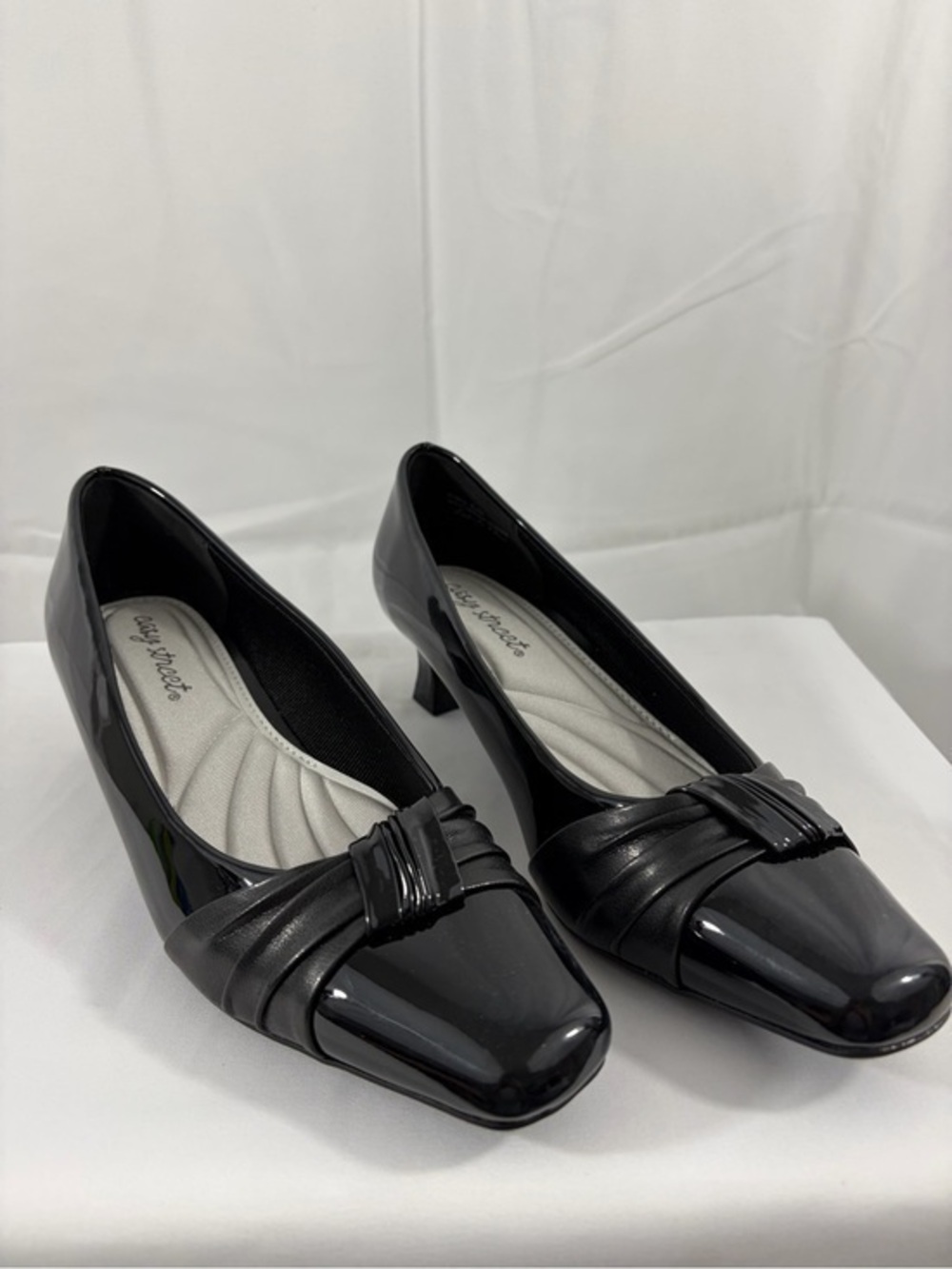 NWT Easy Street Women’s Size 8.5 Classic Black Patent Low Heel Pumps